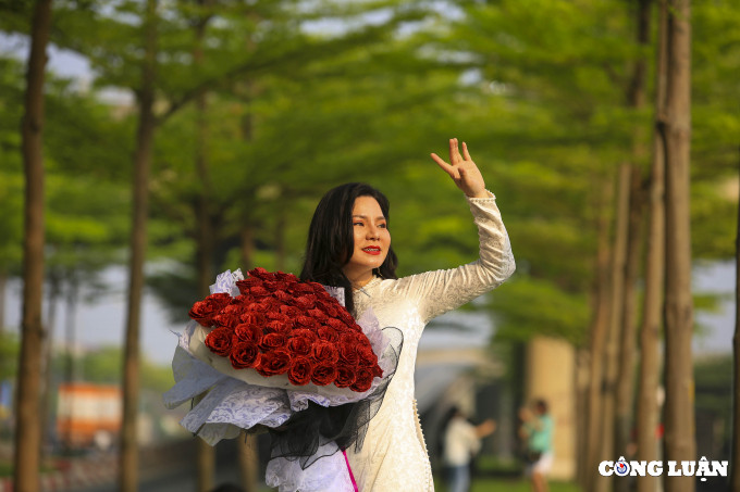 Nhiều người chuẩn bị sẵn trang phục đến để chụp được những bức ảnh với hàng cây xanh lá.