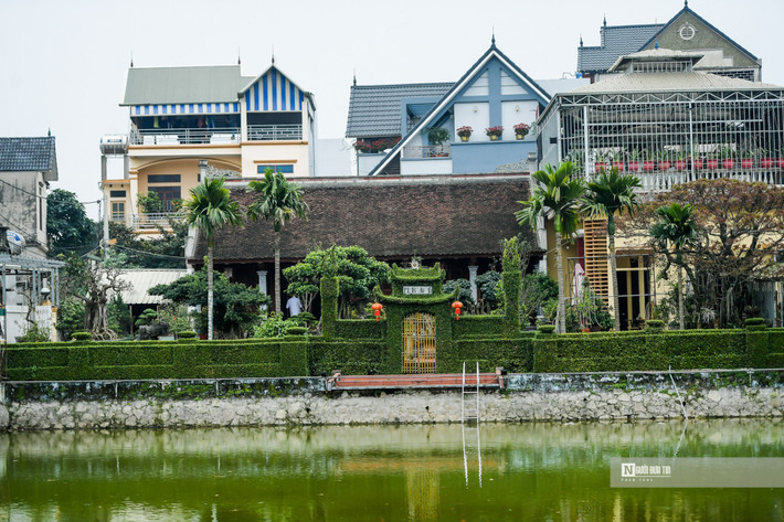Ngay phía trước hàng rào ô rô là một hồ nước tự nhiên, người dân địa phương đã cải tạo nó thành một bể bơi công cộng.