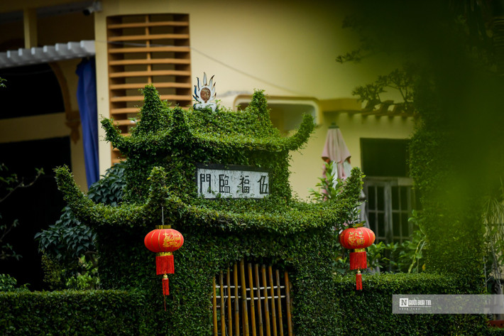 Cổng chính được làm theo lối cổ như những mái đình cong.