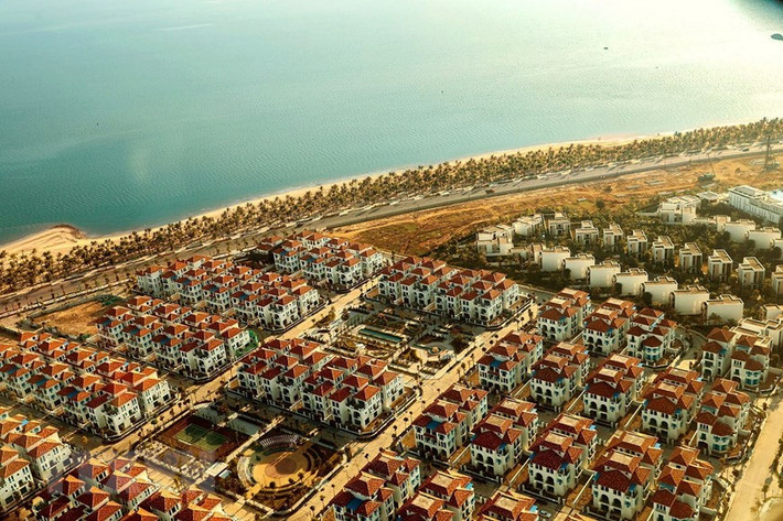 Những khu resort bên bờ vịnh Hạ Long trong nắng chiều vàng óng. (Ảnh: Phạm Hậu/TTXVN)