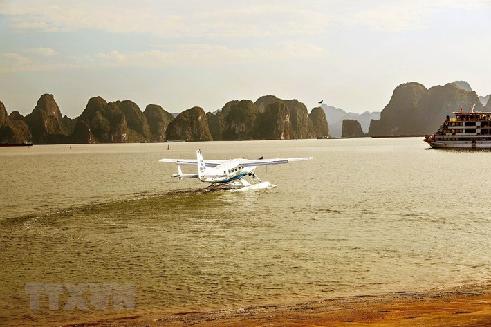 Trời trong và nắng vừa phải là điều kiện lý tưởng cho du khách bay lên ngắm cảnh vịnh Hạ Long bằng thủy phi cơ. (Ảnh: Phạm Hậu/TTXVN)