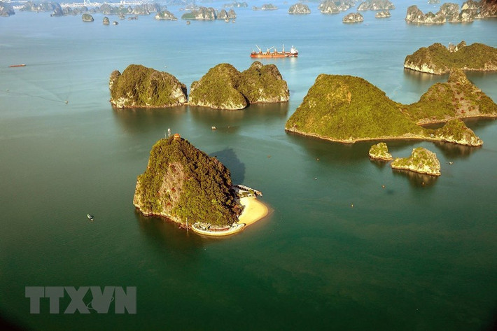 Đảo Titov sở hữu bãi cát trắng tinh, hình vành trăng lưỡi liềm, ôm lấy chân đảo, chung quanh nước biển trong xanh bao bọc làm đảo càng thêm nổi bật trên biển. (Ảnh: Phạm Hậu/TTXVN)