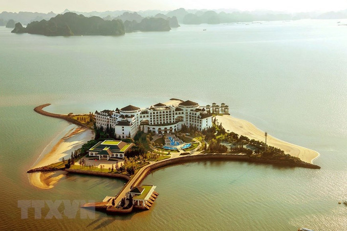 Vinpearl Resort & Spa Hạ Long trên đảo Rều đẹp như một viên ngọc giữa biển. (Ảnh: Phạm Hậu/TTXVN)