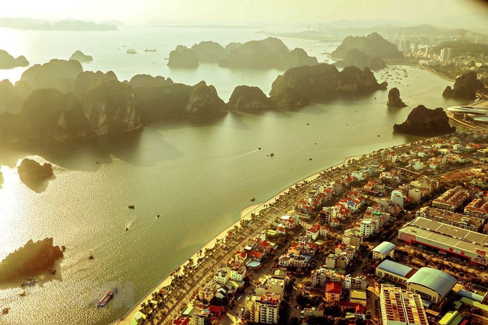 Thành phố mang tên Hạ Long trong nắng chiều vàng óng. (Ảnh: Phạm Hậu/TTXVN)