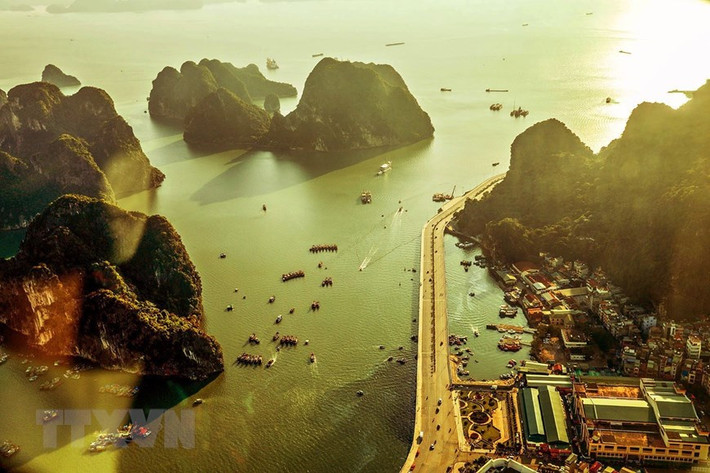 Từ độ cao khoảng 300m khi bay ngắm cảnh vịnh Hạ Long bằng thủy phi cơ, du khách có thể chiêm ngưỡng khung cảnh đẹp như tranh của kỳ quan thiên nhiên thế giới này. (Ảnh: Phạm Hậu/TTXVN)