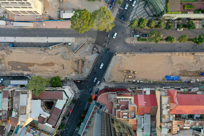 Theo Ban quản lý đường sắt đô thị TP.HCM (Maur - chủ đầu tư), hiện gói thi công nhà ga trung tâm Bến Thành đạt hơn 95% khối lượng sau gần 6 năm thi công. Dự kiến, trước 30/4, mặt bằng trên đường Lê Lợi phục vụ thi công ga Bến Thành (metro số 1) được tái lập và hoàn trả. Đây là đợt hoàn trả mặt bằng cuối cùng của dự án metro ở trung tâm quận 1. Ảnh: Hồng Phong