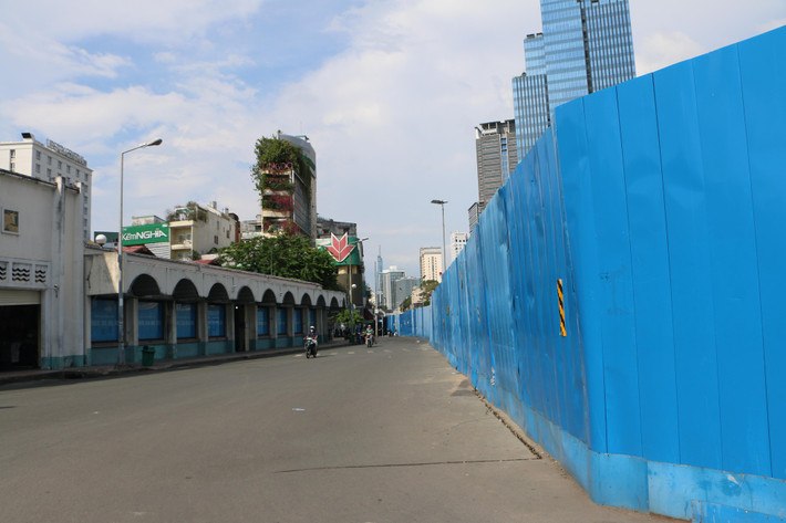 Xung quanh công trường là hệ thống hàng rào tôn, lô cốt dày đặc.