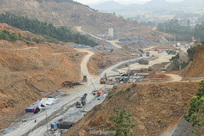 Dọc tuyến dự án thành phần cao tốc Bắc - Nam đoạn Nghi Sơn - Diễn Châu, không khí thi công diễn ra khẩn trương. Xe vận chuyển vật liệu phục vụ thi công ra vào tấp nập hòa trong tiếng động cơ máy ủi, máy lu, máy khoan.
