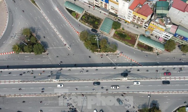 Mặc dù có cầu vượt nhưng thời gian qua, nút giao thông Ngã Tư Sở vẫn được biết đến là một trong những nút ùn tắc nhất Hà Nội, nhưng những ngày qua giờ cao điểm sáng, trưa, chiều chỉ lác đác xe qua lại.