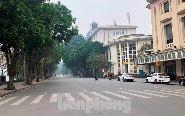 Đường Đinh Tiên Hoàng (khu vực Hồ Hòa Kiếm) giờ cao điểm sáng 4/3.