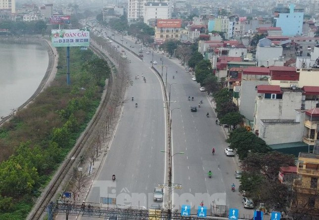 Trục đường hướng tâm Giải Phóng rộng 8 làn xe, ngày thường lúc nào cũng kín xe qua lại, nhưng giờ cao điểm sáng 4/3 rất trống vắng.