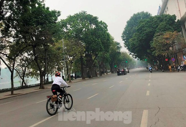 Một người dân đạp xe ở khu vực bờ hồ Hoàn Kiếm sáng 4/3 vào giờ cao điểm, 1 mình giữa 5 làn đường rộng thênh thang. >>> Mời quý vị độc giả xem thêm video: TP Hồ Chí Minh đông đúc, Hà Nội vắng vẻ đón năm mới