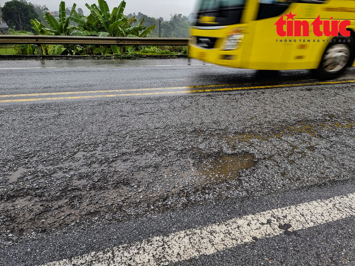 Mặt đường xuất hiện nhiều dấu hiệu hư hỏng, bong rộp tại các đoạn đường từ KM211 - KM210, KM201 – KM200.