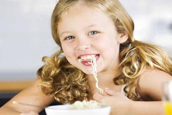 Mì tôm. Trẻ con đứa nào cũng mê ly món này, song mẹ cần tỉnh táo. Đây là loại thực phẩm tinh bột đã qua tinh chế, những thành phần dinh dưỡng tốt cho sức khỏe như vitamin B và gluco đã bị giảm đi rất nhiều và chỉ còn lại carbonhydrat. Chất này sẽ làm giảm hoạt động của các noron thần kinh, ảnh hưởng đến trí não của trẻ.