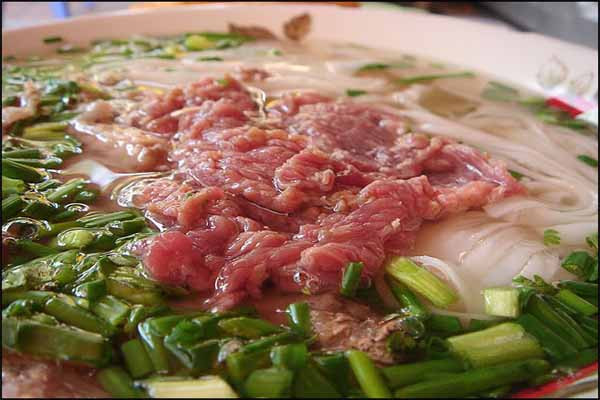 Thức ăn tái. Với người lớn thì thức ăn tái rất ngọt song hệ tiêu hóa của trẻ chưa phát triển hoàn thiện cho nên mẹ phải loại bỏ thực phẩm chưa chín khỏi danh sách. Hơn nữa, nhiều thực phẩm chưa chín kỹ như hàu, đỗ xanh, đậu cô ve có nguy cơ ngộ độc rất cao.