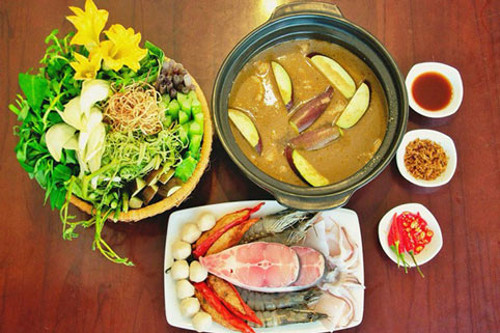 Lẩu mắm U Minh được nấu với cá đồng. Ngon nhất là lươn, cá rô mề, cá lóc bự hoặc cá trê trắng. Lẩu mắm của xứ U Minh không thể nào thiếu đọt choại, rau the, nhãn lòng, bông súng, rau trai, tàu bay, rau mác…