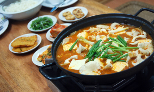 Lẩu Kim Chi Hàn Quốc. Người Hàn Quốc ăn lẩu để giảm cái lạnh những ngày đông. Lẩu kim chi đơn giản nhưng có hương vị rất đặc trưng đậm đà, cay cay tê tê. Ăn lẩu kim chi không cần đến công đoạn chờ đợi để chần hay nhúng thêm thứ gì, bởi trong nồi lẩu đã có sẵn đầy đủ "dưỡng chất", gồm thịt ba chỉ, nấm, đậu hũ tươi. Ảnh: zing