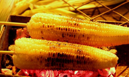 Ngô, khoai nướng. Đây không phải là món ăn xa lạ, hay quá đặc biệt nhưng lại là đồ ăn rất nhiều bạn trẻ khoái khẩu mỗi khi đông về. Ảnh: Saigonamthuc