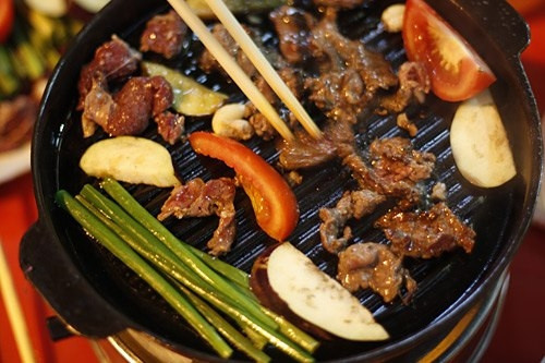 Bò nướng. Gầm Cầu, Mã Mây hay Bạch Mai là những con phố nổi tiếng Hà Nội về bò nướng. Các quán ăn này thường bắt đầu vào khoảng 5, 6 giờ chiều và mãi đến tối muộn mới đóng cửa. Dường như càng những ngày giá lạnh thì quán lại càng đông khách. Ảnh: Redchef