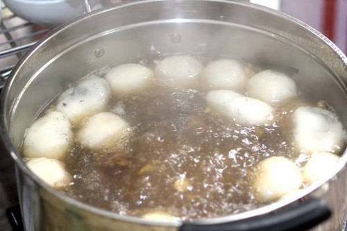 Bánh trôi tàu. Dù không phải là món ăn thuần Việt, nhưng vị nóng hổi thơm nức với những viên trôi béo núc chính là “đặc sản” mùa đông Hà Nội trong gió rét.
