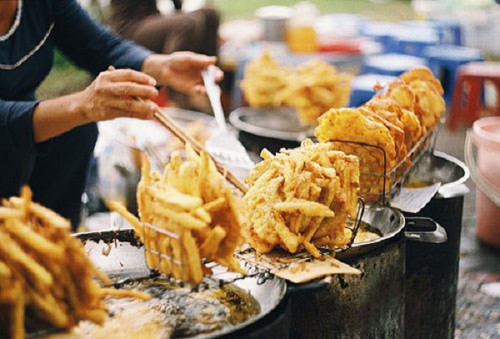 Bánh ngô, bánh khoai, bánh chuối rán. Mùa đông về là những hàng bánh ngô, bánh khoai, bánh chuối vào mùa. Không khó để tìm một quán bán bánh này trên các con phố đêm Hà Nội. Ảnh: Vietnamnet