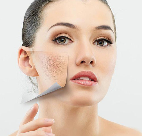 3. Chọn kem chống lão hóa có thành phần dưỡng ẩm. Khô da là dấu hiệu phổ biến của lão hóa, làn da mất nước kéo theo xỉn màu. Dùng cả hai loại dưỡng ẩm ngày và đêm có thể giúp làn da ngậm nước, nuôi dưỡng và tái tạo collagen.
