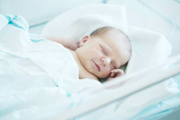 Bởi vì trẻ sinh non được sinh ra trước khi thể chất của chúng được hoàn thiện để sẵn sàng rời khỏi bụng mẹ cho nên thường bé sinh non sẽ gặp những vấn đề về sức khỏe. Trong trường hợp này, hãy nhờ đến sự trợ giúp của bác sỹ sản khoa để xác định rõ bệnh và có điều trị phù hợp.