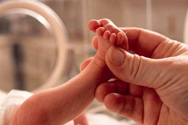 Nhiễm trùng da. Thường thấy nhất là chứng viêm da, hăm đỏ da, nhiễm trùng có mủ, nhiễm trùng rốn. Bệnh có thể khiến trẻ bị nhiễm trùng máu. Phụ huynh nếu thấy hiện tượng bé đỏ rốn hoặc quanh chân rốn, rỉ nước có mùi thì nên khám ngay. Ngoài vệ sinh rốn, bố mẹ cũng nên vệ sinh vùng bẹn. Cần lau sạch và giữ khô ráo vùng kín sau mỗi lần bé đi vệ sinh.
