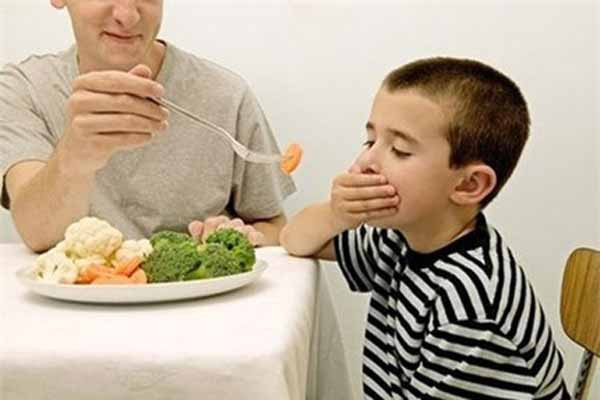 Ngoài chế độ ăn uống, cha mẹ có con tự kỷ cũng nên để ý những thực phẩm chúng ghét. Trẻ tự kỷ dễ nổi khùng nếu không vừa ý, vậy nên mẹ hãy chọn thực phẩm con ghét nhiều gấp đôi trong những bữa đầu để con quen với thực phẩm lạ sau đó mới tăng dần và điều hòa chế độ ăn dành riêng cho trẻ tự kỷ.