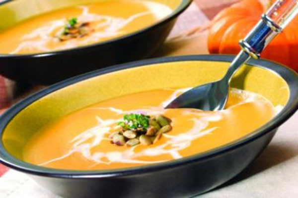 Các mẹ có thể chế biến bí đỏ cùng cháo, kèm thịt hoặc trộn với sữa chua. Khi chọn mua bí đỏ cho bé, các mẹ hãy nhớ chọn những quả nặng, chắc tay, vỏ nhẵn và cuống dài để đảm bảo độ tươi ngon. Chỉ cần mẹ lưu ý, Bí đỏ cần được chế biến ngay sau khi thái và các mẹ nhớ khi nào cho bé ăn hãy đun bí đỏ sẽ giữ được nguyên nguồn dinh dưỡng trong nó.