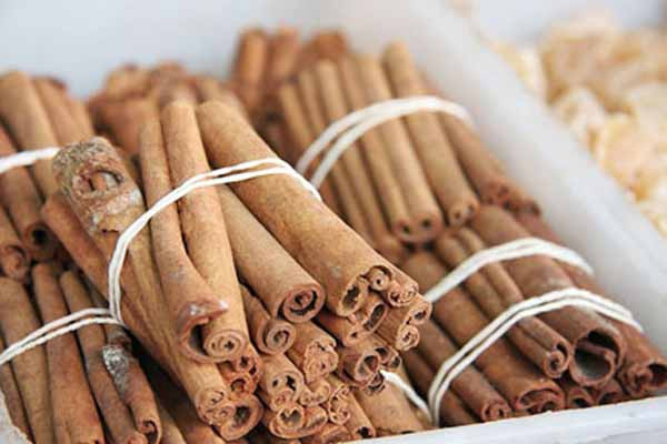 Quế. Hãy ăn hơn một nửa thìa cà phê bột quế mỗi ngày để giữ bạn tránh xa nguy cơ ung thư. Quế là một nguồn cung cấp chất sắt và canxi hữu ích trong việc giảm phát triển khối u, ngăn chặn sự hình thành các mạch máu mới trong cơ thể. Một trong những cách dùng quế hiệu quảtrong chế độ ăn uống của bạn là: Bắt đầu một ngày với một tách trà quế (lá hoặc gói) hay nước mật ong thêm một ít bột quế và sữa trước khi đi ngủ.