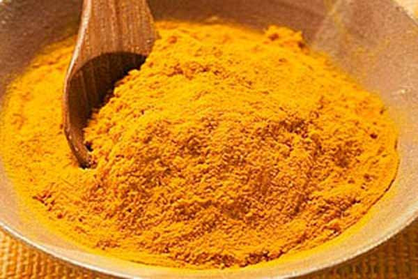 Bột cà ri. Là gia vị cay phổ biến trong ẩm thực Ấn Độ, nó là hỗn hợp rau mùi, bột nghệ, thì là, cỏ cà ri và ớt đỏ. Nghiên cứu của trường đại học Rutgers thì bột cà ri có khả năng phòng chống và chữa trị ung thư tuyến tiền liệt nhờ chất phenylethyl isothiocyanate (PEITC) trong rau kết hợp với curcumin trong nghệ.