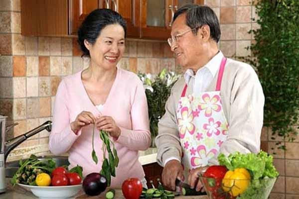 Một nghiên cứu khác, các nhà nghiên cứu đã phân tích dữ liệu từ 219.123 nam giới bà 168.999 phụ nữ hoàn thành bảng thực phẩm chi tiết hàng ngày trong 1 năm của họ. Lượng chất xơ trong ngày nạp vào cơ thể dao động từ 12,6 – 29,4 gram mỗi ngày ở nam giới và 10,8 – 25,8 đối với nữ giới.