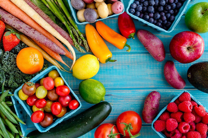 Người bị đau lưng nên tiêu thụ nhiều rau củ và trái cây bởi hàm lượng vitamin trong các loại thực phẩm này có công dụng hỗ trợ điều trị bệnh xương khớp hiệu quả. Ảnh: tgtt.