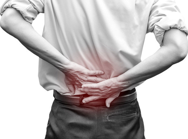 Thừa cân là một trong những nguyên nhân hàng đầu gây đau lưng do lưng phải chống đỡ trọng lượng cơ thể nặng hơn, phải làm việc nhiều hơn. Ảnh: webflow.