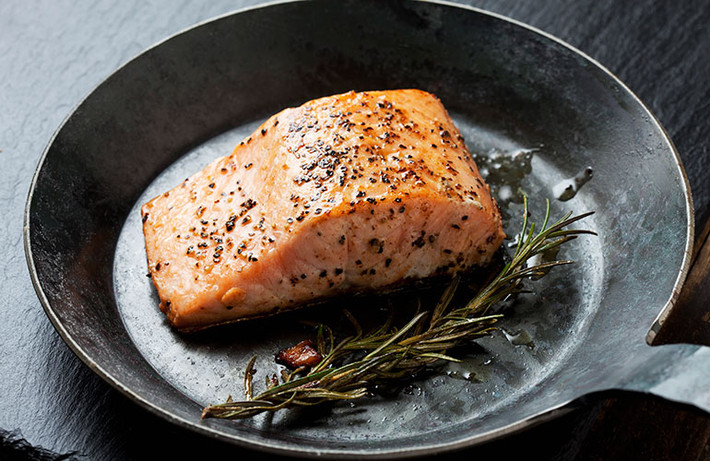 Omega-3 là chất béo lành mạnh được biết đến với nhiều lợi ích cho sức khỏe cho tim và não. Một số nghiên cứu cũng cho thấy omega-3 có tác dụng giúp ngủ tốt hơn. Ảnh: Readersdigest.