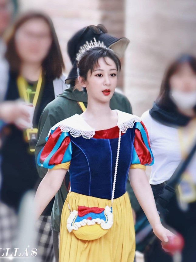 Dương Tử hiện đang tham gia show thực tế Manh Thám Tra Án và trong mỗi tập, cô lại hóa thân thành một nhân vật khác nhau cực kỳ đa dạng. Từ Bạch Xà đến Hồng Hài Nhi, thiếu nữ Thượng Hải và giờ là công chúa Bạch Tuyết.