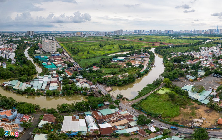 Dự án Saigon Sports City dự kiến cung cấp cho thị trường bất động sản TP.HCM 4.300 căn hộ cao cấp, bên cạnh tổ hợp thể thao, trung tâm giải trí... với tổng vốn đầu tư lên đến 500 triệu USD. Theo thiết kế, dự án nhà ở có tổng cộng 10 tòa chung cư, mỗi tòa được thiết kế tối đa là 30 tầng. Tuy nhiên, đến nay dự án vẫn gần như bất động sau 2 năm động thổ.