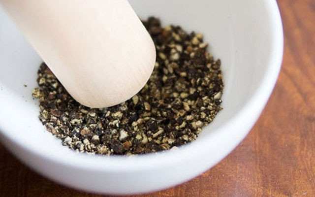 Nghiêm trọng hơn, hạt tiêu có thể gây ra hiện tượng di ứng, ngứa ngáy ở những người có làn da nhạy cảm. Ảnh Cooky.