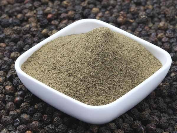 Bên cạnh đó, tiêu thụ lượng lớn hạt tiêu có thể gây ra các vấn đề về đường tiêu hóa như đau bụng,...Ảnh Solonew.