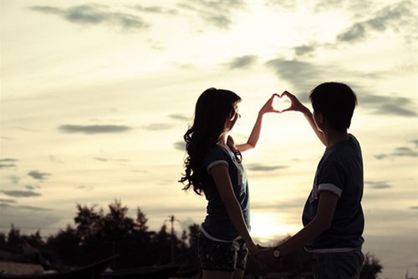 Điểm hẹn là ở nhà, nơi kín đáo. Đàn ông yêu thật lòng sẽ có nhu cầu hiểu rõ hơn về bạn gái, đưa bạn gái đi nhiều nơi để cả hai cùng trải nghiệm, có thời gian tìm hiểu nhau. Trong khi đó, nam giới tiếp cận chỉ vì “chuyện ấy” sẽ né tránh những không gian hẹn hò này. Không phải họ lười, đơn giản là họ không muốn đầu tư thời gian, năng lượng và tiền bạc để phát triển mối quan hệ.