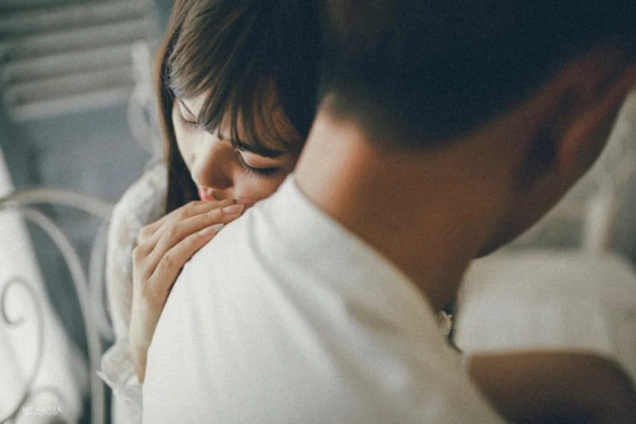 Đàn ông tiếp cận vì “chuyện ấy” sẽ tập trung suy nghĩ về vẻ ngoài bạn như thế nào. Những chi tiết như mái tóc óng ả, thân hình thon gọn, bốc lửa... là mối quan tâm lớn nhất của anh ta khi gần gũi với phụ nữ.
