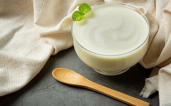 Tuy vậy, sữa chua bày bán tại các cửa hàng có thể chứa nhiều chất tạo màu, chất bảo quản, đường hoặc các chất tạo ngọt. Để nhận lợi ích sức khỏe từ sữa chua, bạn nên tự làm ở nhà sẽ tốt hơn.