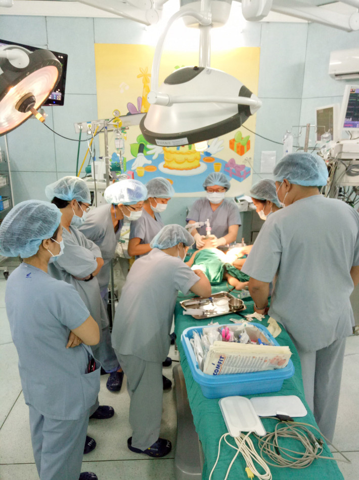 Trong ca phẫu thuật này, các bác sĩ đã cắt 230gr gan thùy trái của người cha để ghép thay thế cho phần gan bị xơ hóa của bệnh nhi.