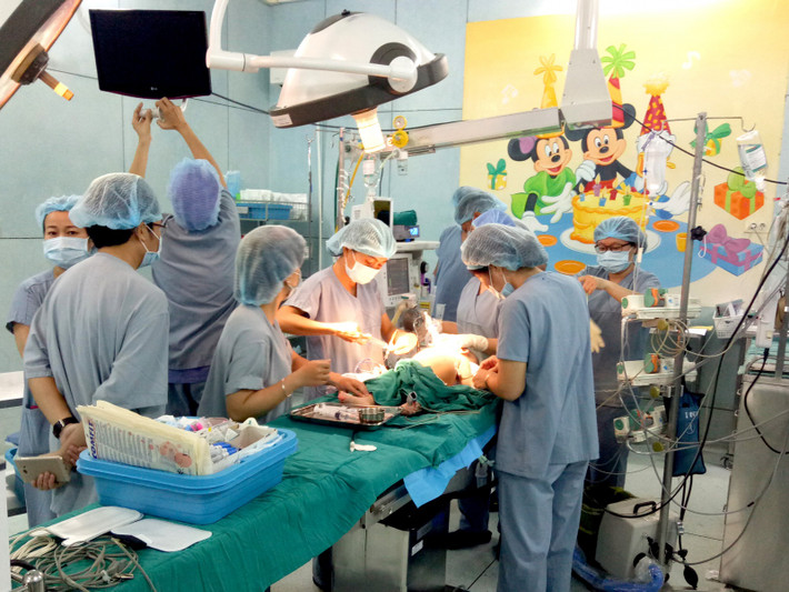 Ê kíp phẫu thuật gồm các y, bác sĩ của bệnh viện Nhi đồng 2. Phụ trách chính ca phẫu thuật là ThS.BS. Phạm Ngọc Thạch – Phó Giám đốc bệnh viện; Cố vấn chuyên môn: GS.TS.BS. Trần Đông A; Phẫu thuật viên chính: ThS.BS. Trần Thanh Trí.