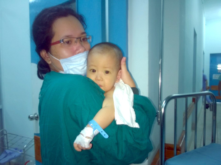 Theo đó, Bé Trí Hào được các bác sĩ chẩn đoán bị xơ gan do teo đường mật bẩm sinh. Dù đã được phẫu thuật Kasai để dẫn lưu đường mật tạm thời nhưng tình trạng sức khỏe của em vẫn kém ổn định, bệnh xơ gan vẫn tiến triển, cộng thêm những biến chứng của viêm đường mật khiến bé phải nằm viện cấp cứu. Ghép gan là cách duy nhất để cứu sống bé.