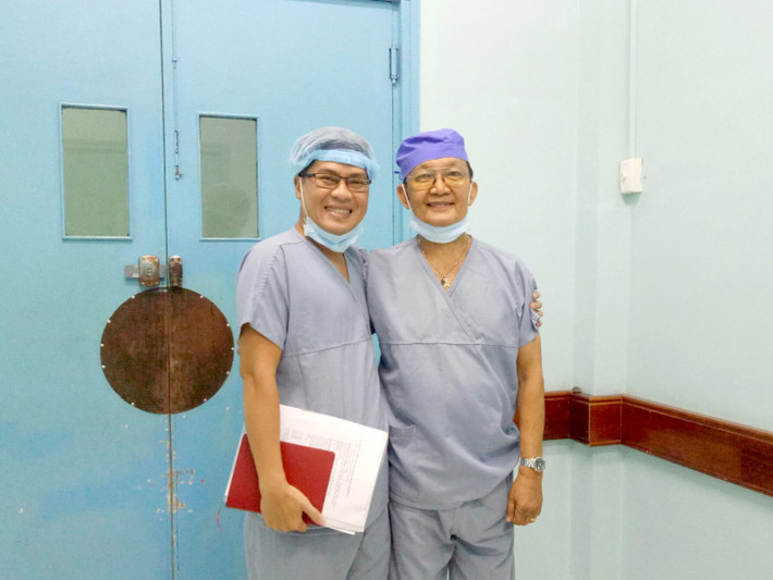 Đây là ca ghép gan trẻ em lần thứ 10 được thực hiện tại Bệnh viện Nhi đồng 2 TP HCM. ThS.BS. Phạm Ngọc Thạch - Phó Giám đốc BV và GS.TS.BS. Trần Đông A - cố vấn chuyên môn cho ca phẫu thuật.
