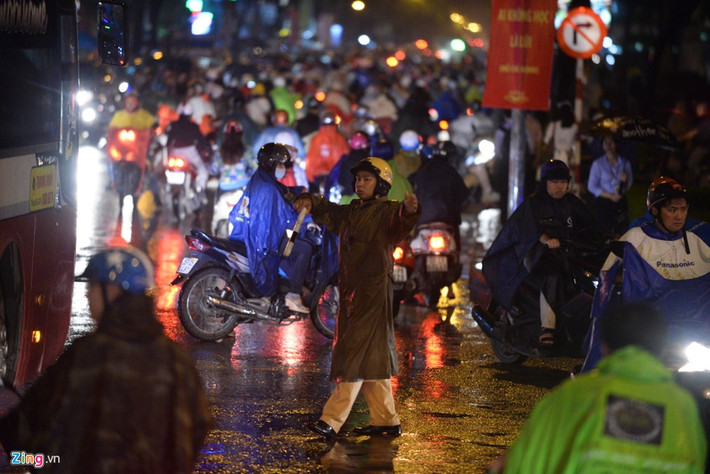 Cảnh sát giao thông mướt mồ hôi điều tiết giao thông trên đường Nguyễn Thị Minh Khai, quận 3.