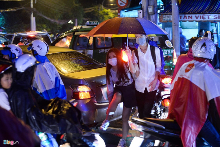 Làn đường dành cho người đi bộ không còn một chỗ trống. Người đi bộ phải len lỏi qua dòng xe để qua đường.