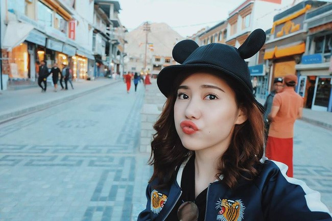 Phạm Trà My sinh năm 1990 tại TP.HCM. Cô được chú ý nhờ những bức ảnh đẹp trên mạng từ vài năm trước. Tốt nghiệp trường RMIT, Trà My có sở thích du lịch nhiều nơi trên thế giới. Cô từng dừng chân tại Thái Lan, Trung Quốc, Malaysia, Singapore, Nepal, Pháp, Tây Ban Nha, Nga. “Chỉ cần có thời gian, mình lại xách hành lý lên đường”, cô chia sẻ.
